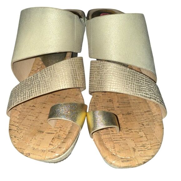 NWOB  Donald Pliner Montce 26 Wedge Sandal Size 9  Gold Metallic - Picture 1 of 11